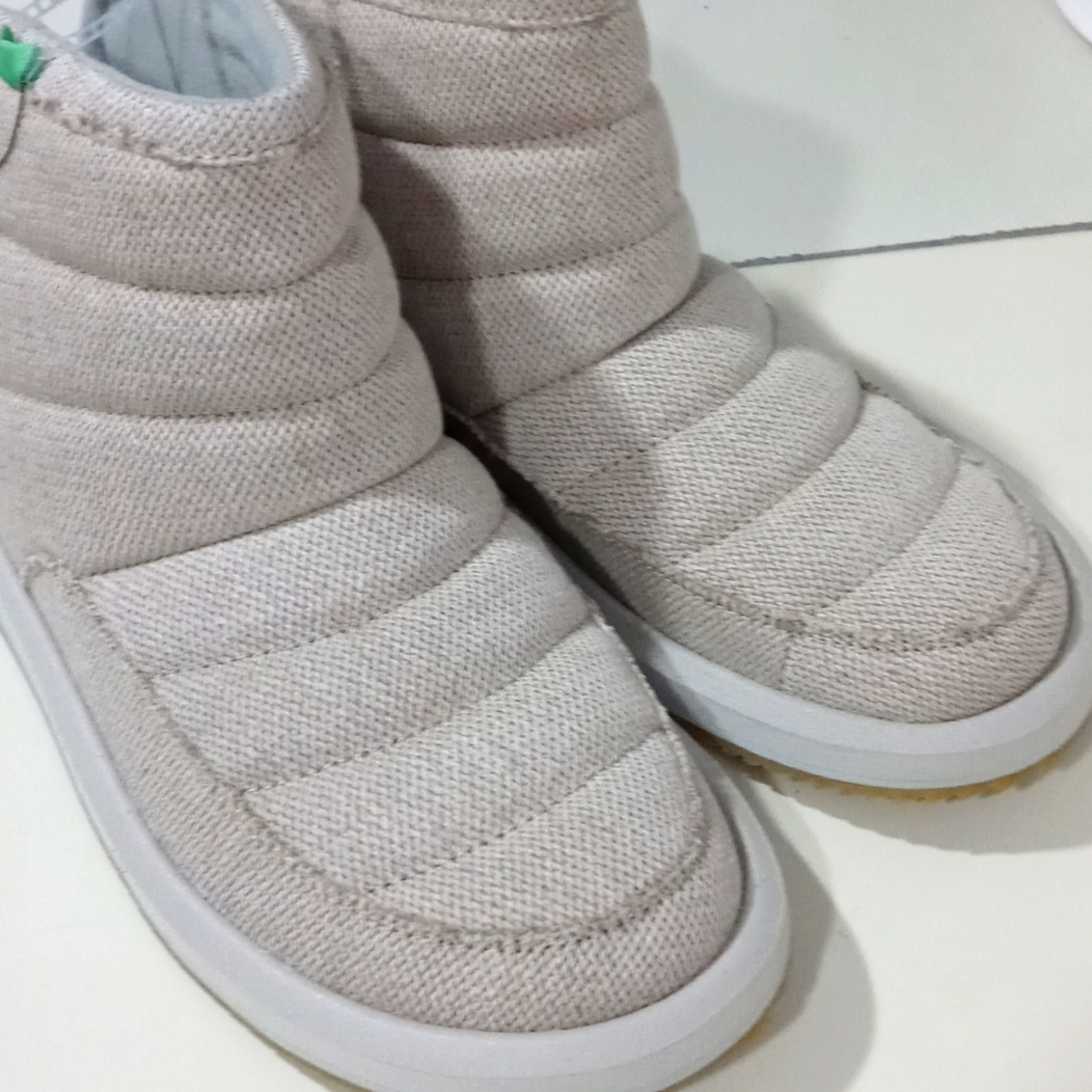 Woman's Sanuk Ankle Boots